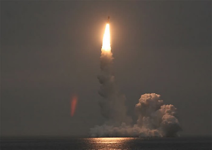 Tên lửa xuyên lục địa Bulava phòng từ tàu ngầm của Nga